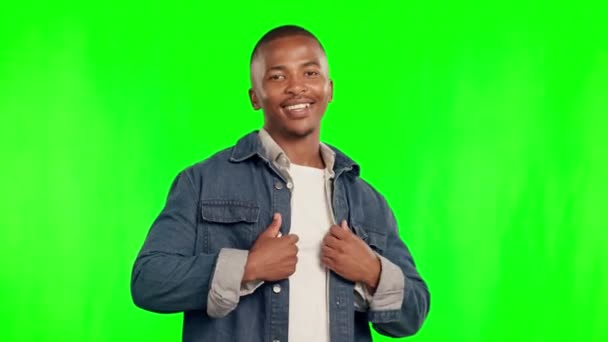 Zelfverzekerde Zwarte Man Glimlach Gezicht Door Groen Scherm Voor Fashion — Stockvideo
