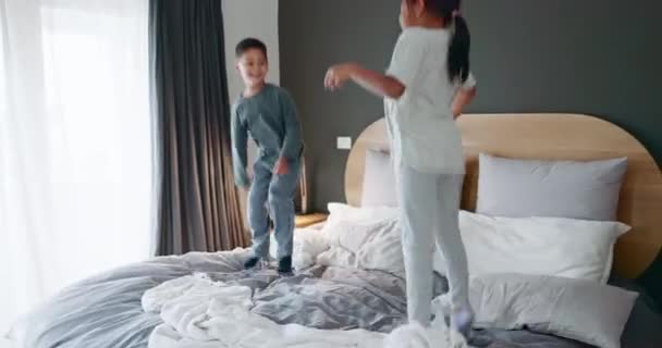 Szczęśliwy Łóżko Dzieci Skaczą Rano Dla Energii Szalony Zabawny Razem — Wideo stockowe