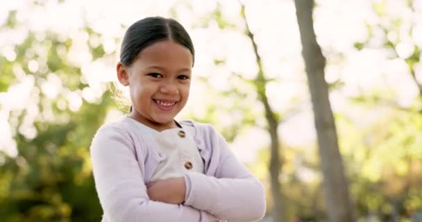 在大自然的户外公园里 为了快乐 冒险或好玩的游戏 微笑和快乐的肖像 拉蒂诺小孩的脸交叉着双臂 对森林充满了旅行 健康和自由的信心 — 图库视频影像