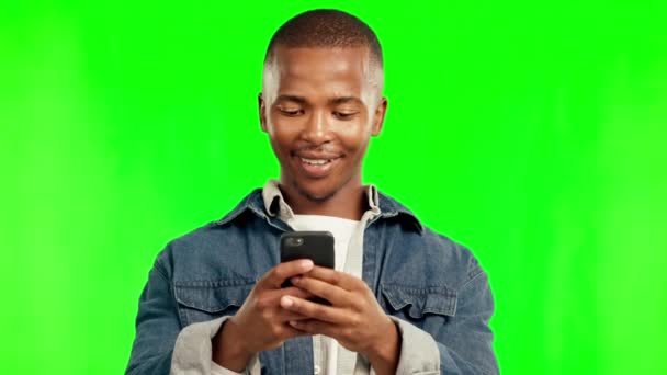 绿色屏幕 微笑和黑色男人与手机 打字和连接移动应用 网络或快乐 有智能手机 欢乐或社交媒体背景 — 图库视频影像