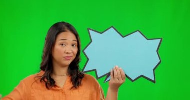 Yeşil ekranda Asyalı bir kadınla sosyal medya ve konuşma baloncuğu. Stüdyoda mutsuz bir kadın modelin olduğu poster, emoji ve reddedilme..