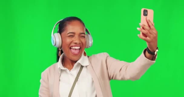 Πράσινη Οθόνη Γυναίκα Και Χορός Μουσική Ακουστικά Και Τηλέφωνο Χαρούμενος — Αρχείο Βίντεο