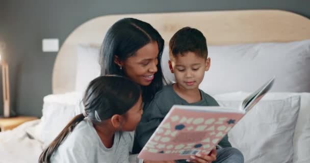 Postel Matka Děti Čtení Relaxovat Vzdělávání Lepení Štěstí Fantazie Žena — Stock video