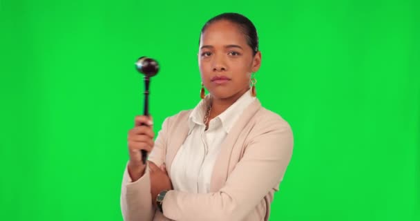 Серьезный Скрещенное Оружие Женщина Судья Молотком Студии Зеленым Экраном Готовы — стоковое видео