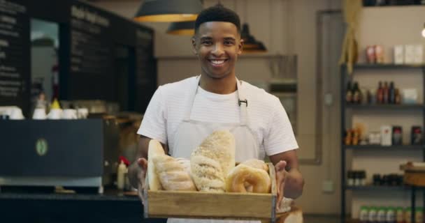 咖啡店里的面包店 篮子和人脸 随时准备在小企业里提供食物 面包和糕点 咖啡店和男服务员的肖像 加上烘焙的产品 面包和面包 — 图库视频影像