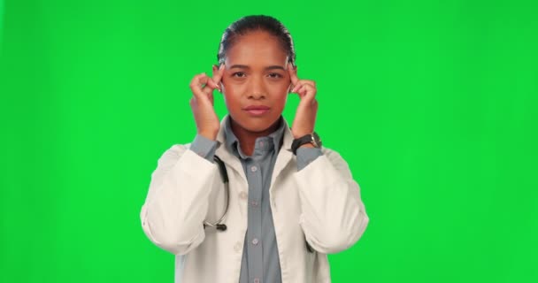头痛的医生 绿色眼罩 精疲力竭 压力大 工作过度的员工 有偏头痛 健康问题和焦虑的肖像 女性和医学专业人员 — 图库视频影像