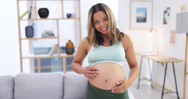 Těhotná Žena Portrét Břišní Masáž Šťastný Doma Dětskou Láskou Podporu — Stock video