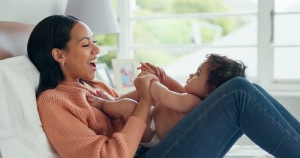 Χαλαρώστε Χαμόγελο Και Μητέρα Μωρό Στο Κρεβάτι Για Παιχνιδιάρικο Αγάπη — Αρχείο Βίντεο