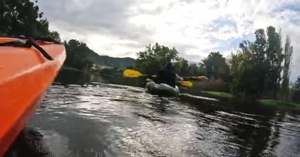 カヤック ウォータースポーツ 友人は湖のボートで冒険のための休暇や週末の旅行中に 森や森の中で休暇中に旅行のために川に漕ぎ自然 自由と人々 — ストック動画