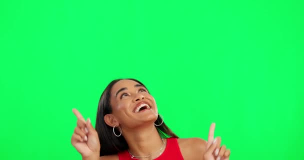 Szczęśliwa Kobieta Tańcząca Wskazująca Zielonym Ekranie Reklamy Tle Studia Portret — Wideo stockowe