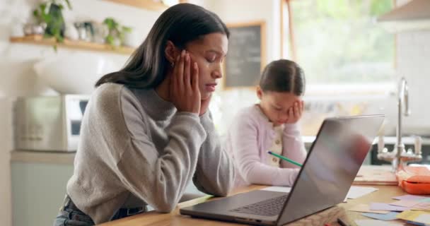 Hausaufgaben Stress Und Laptop Für Mutter Und Mädchen Mit Kopfschmerzen — Stockvideo