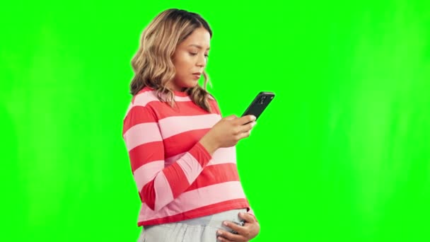 Grávida Preocupada Uma Mulher Telefone Tela Verde Para Pesquisa Internet — Vídeo de Stock