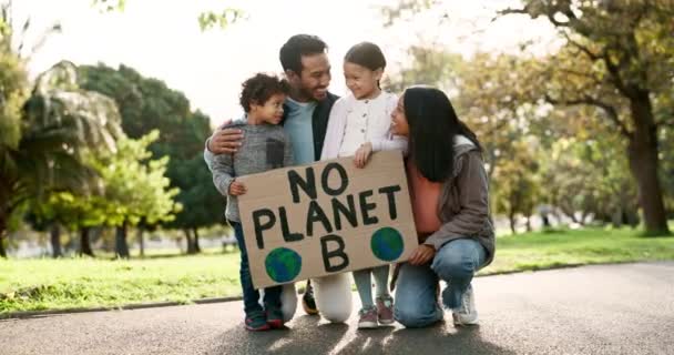 Szczęśliwa Rodzina Plakat Kartonowy Park Ekologicznego Środowiska Przyrodzie Razem Świeżym — Wideo stockowe