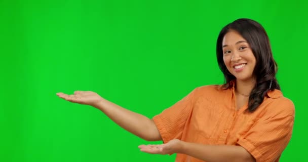 スタジオを背景にした広告のための緑の画面上の幸せなアジアの女性 手とプレゼンテーション ニュースやモックアップスペースでのマーケティングのためのヤシを示す女性の肖像画 — ストック動画