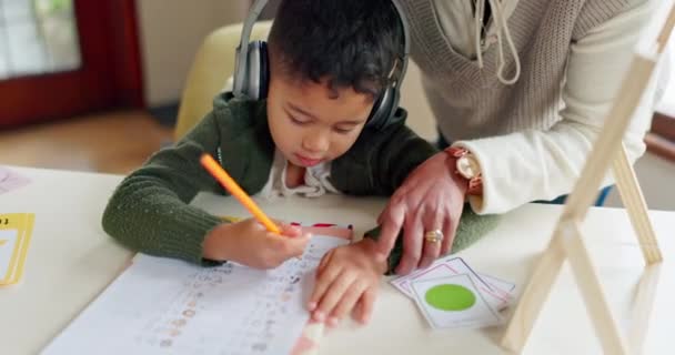 Eğitim Yazma Otizm Için Uzaktan Öğrenme Matematik Kulaklık Için Mutfakta — Stok video