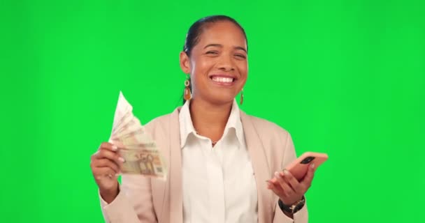Χρήματα Τηλέφωνο Και Γυναίκα Στην Πράσινη Οθόνη Για Κέρδος Μπόνους — Αρχείο Βίντεο