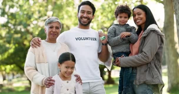 Doğa Mutlu Parkta Hafta Sonu Gezisinde Olan Büyük Bir Ailenin — Stok video