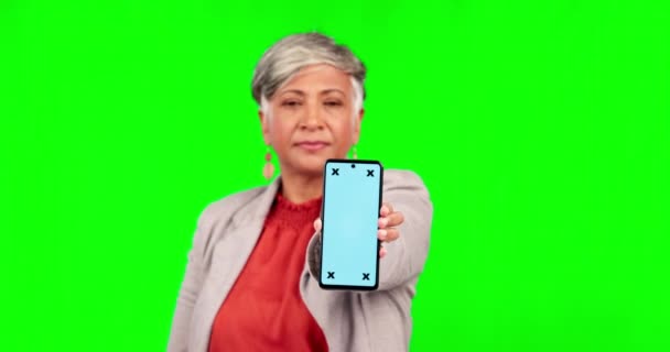 绿色屏幕和拥有营销 促销或广告技术的老年妇女 跟踪标记和具有彩色背景模拟空间的老年女性型号手机 — 图库视频影像