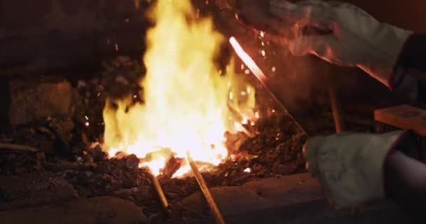 Φωτιά Εργαστήριο Και Σιδεράς Μεταλλική Ράβδο Για Ακόνισμα Σφυρηλάτηση Και — Αρχείο Βίντεο
