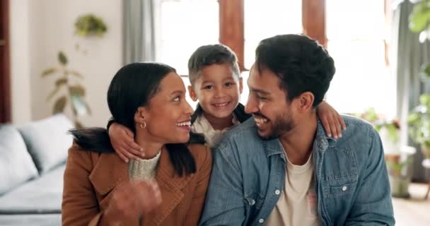 Mutlu Yüzlü Aile Kucaklaşmalı Bağlanmak Gülmek Rahatlamak Için Birlikte Şaka — Stok video