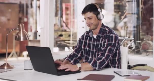 Soldador Homem Trabalhando Laptop Oficina Para Streaming Descanso Com Gerente — Vídeo de Stock