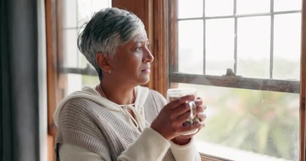 Дом Думающая Пожилая Женщина Кофе Окно Решение Выходом Пенсию Велнес — стоковое видео