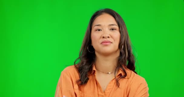 背景のモックアップから隔離されたスタジオの緑のスクリーンで顔 幸せな女性と腕が交差しました ポートレート クロマキーと肯定的な考え方 笑顔と自信を持つカンボジアからアジアの女性 — ストック動画