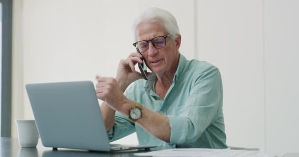 老年人 电话交谈和预算文书工作在一个办公室与投资和退休合同 流动通信 男性和人寿保险报告 附有贷款规划和会计 — 图库视频影像