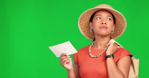 Szukaj Szczęśliwy Kobieta Zielonym Ekranie Papieru Dla Informacji Lub Lokalizacji — Wideo stockowe