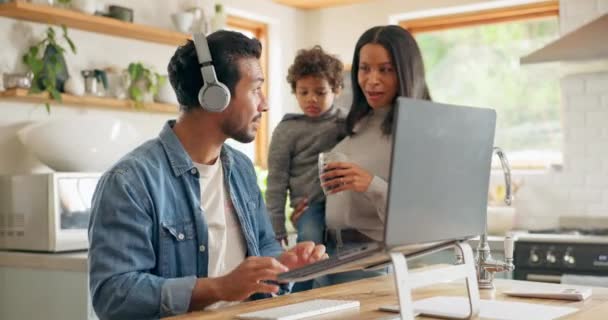 有带笔记本电脑的对话和家庭 互联网连接和与网络的沟通 从家里远程工作和网站信息 有技术的男孩的父母 母亲或父亲 — 图库视频影像