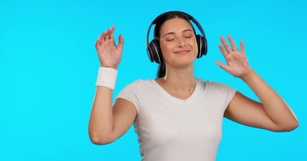 Музика Навушники Жінка Танцюють Студії Щасливими Вільними Потоковими Синьому Фоні — стокове відео