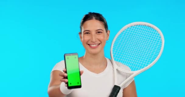 Telefone Tela Verde Tênis Com Uma Mulher Fundo Azul Estúdio — Vídeo de Stock