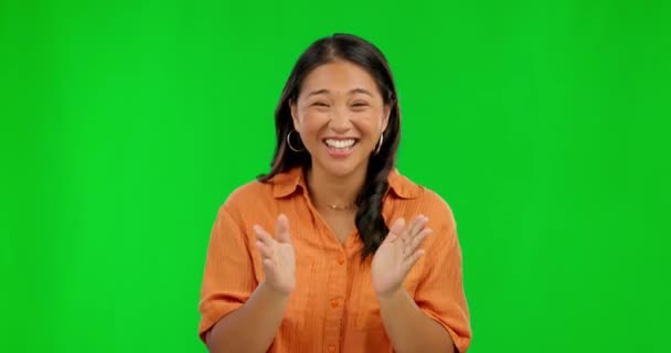 在工作室的背景下 亚洲女人在绿屏上欢呼和指指点点 希望能找到一份好工作 拍手叫好的快乐女性形象 拍手叫好 拍手称快 拍手称快 — 图库视频影像