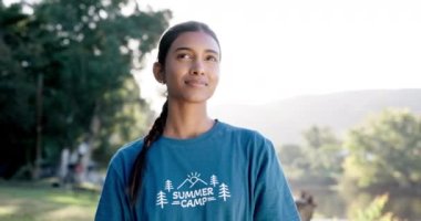 Yaz kampı, düşünme ve ormanda maceraya gönüllü toplum hizmeti yapan bir kadın. Kamp, yürüyüş ve özgürlük ya da seyahat için orman ortamında yaşayan Hintli birinin yüzü.