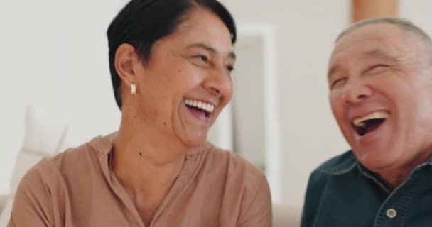 Nevetés Suttogás Idősek Beszélgetése Beszélgetés Vicces Beszélgetés Kanapén Nappaliban Házasság — Stock videók