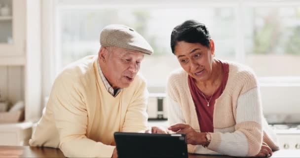 平板电脑 应用程序和资深夫妇一起讨论网络 在线或网站 同时结合和享受退休生活 应用和老年人在谈话或男女交流中的交流 — 图库视频影像