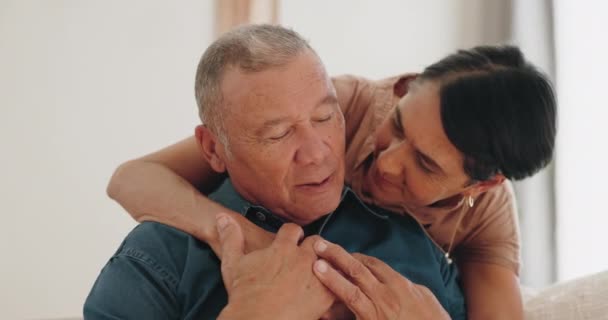 支持拥抱或老年夫妇问题 危机或老妇拥抱男人寻求同情 同情或团结信任 家庭客厅 精神健康或老年人 配偶或丈夫照料者 — 图库视频影像