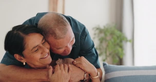Liebe Glück Und Seniorenpaar Umarmen Sich Entspannen Sich Und Genießen — Stockvideo