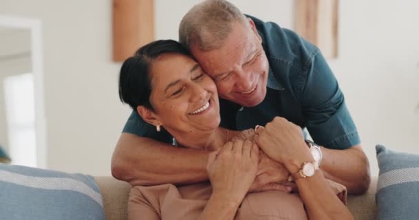 Liefde Thuis Gelukkig Bejaarde Echtpaar Knuffelen Glimlachen Genieten Van Quality — Stockvideo