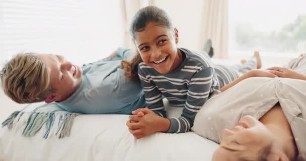 Glückliche Familie Bett Und Kind Spielen Einem Schlafzimmer Mit Mutter — Stockvideo
