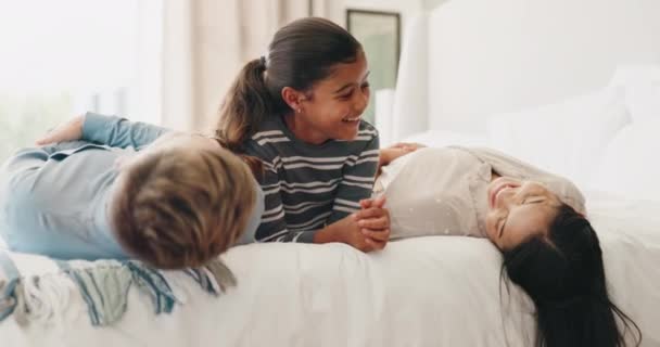 Eltern Bett Und Kind Spielen Schlafzimmer Mit Mutter Und Vater — Stockvideo