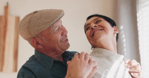 Rostro Felicidad Pareja Ancianos Bailan Despacio Sonríen Disfrutan Jubilación Aniversario — Vídeos de Stock