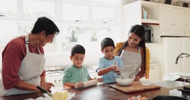 Grand Mère Mère Enfants Cuisiner Dans Cuisine Comme Une Famille — Video