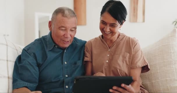 Αρχική Tablet Πιστωτική Κάρτα Και Ηλικιωμένοι Ζευγάρι Μιλάμε Online Ψώνια — Αρχείο Βίντεο