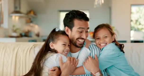 Otec Gauč Objímání Dětmi Rodičovskou Péčí Domě Úsměvem Rodinné Lásky — Stock video