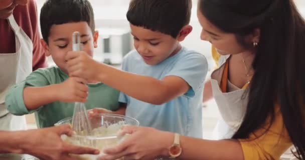 調理法をサポートする幸せな家族として お母さん 子供たちはキッチンで学ぶか お母さんのベーキング ケーキ 子供の発達や幸せなおばあちゃんの笑顔やボウルに混合子供たちを教える — ストック動画