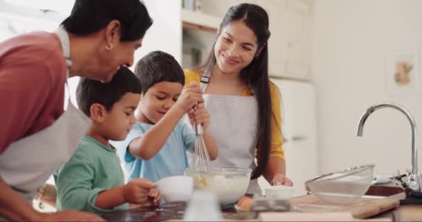 Nagymama Keverés Vagy Boldog Gyerekek Sütés Anyával Konyhában Tanulás Főzés — Stock videók