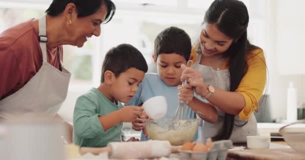 開発のために自宅で調理レシピを学ぶキッチンで母親と一緒に焼くおばあちゃん 幸せな家族や子供たち チームワークや祖母の助けやクッキーのための小麦粉ボウルを混合子供を教える — ストック動画