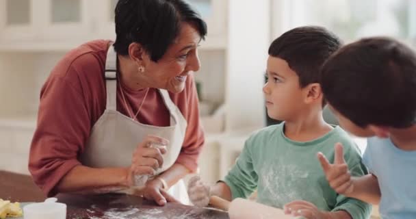 家族の家で料理のレシピを学ぶ兄弟とキッチンで焼く幸せな 祖母や子供たち ケーキ 興奮または誇りに思って祖母は笑顔 スキル開発のための若い子供たちを支援または教える — ストック動画