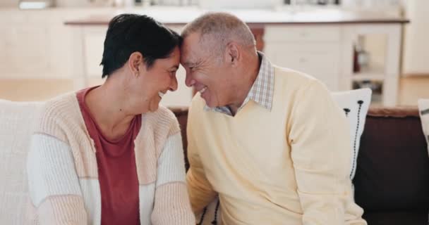 Glückliches Couch Und Seniorenpaar Lachen Bei Einem Scherz Miteinander Und — Stockvideo